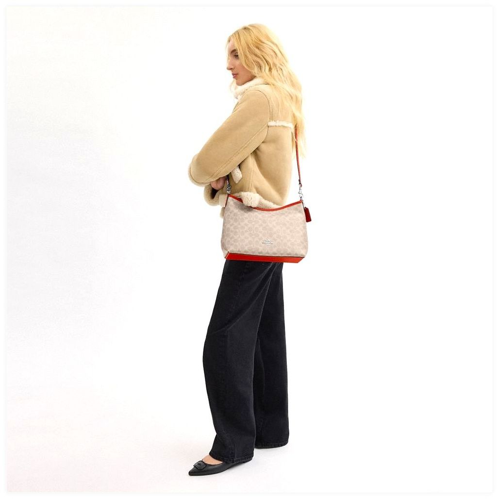 코치 Laurel Shoulder Bag In Signature Canvas 이미지