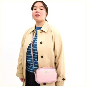 핑크빛 설렘을 담은 작은 캔버스, 코치 미니 제이미의 마법 이미지