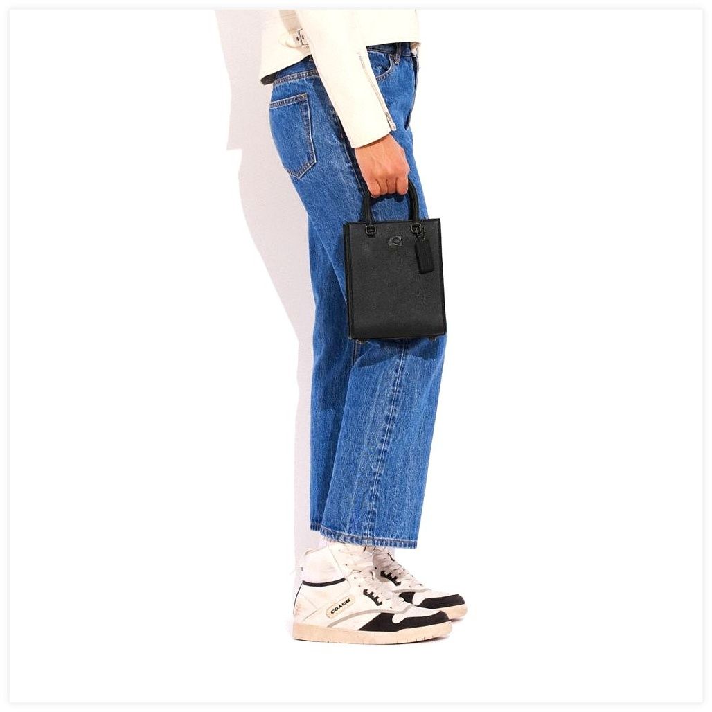 코치 Tote 16 With Signature Canvas 이미지