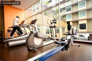 [방콕 호텔] 다이나스티 그랜드 호텔 후기: 나나역 가성비 최고! 4성급 럭셔리 & 인생 수영장 후기 (위치, 가격, 조식, 룸컨디션 완벽 분석) 이미지